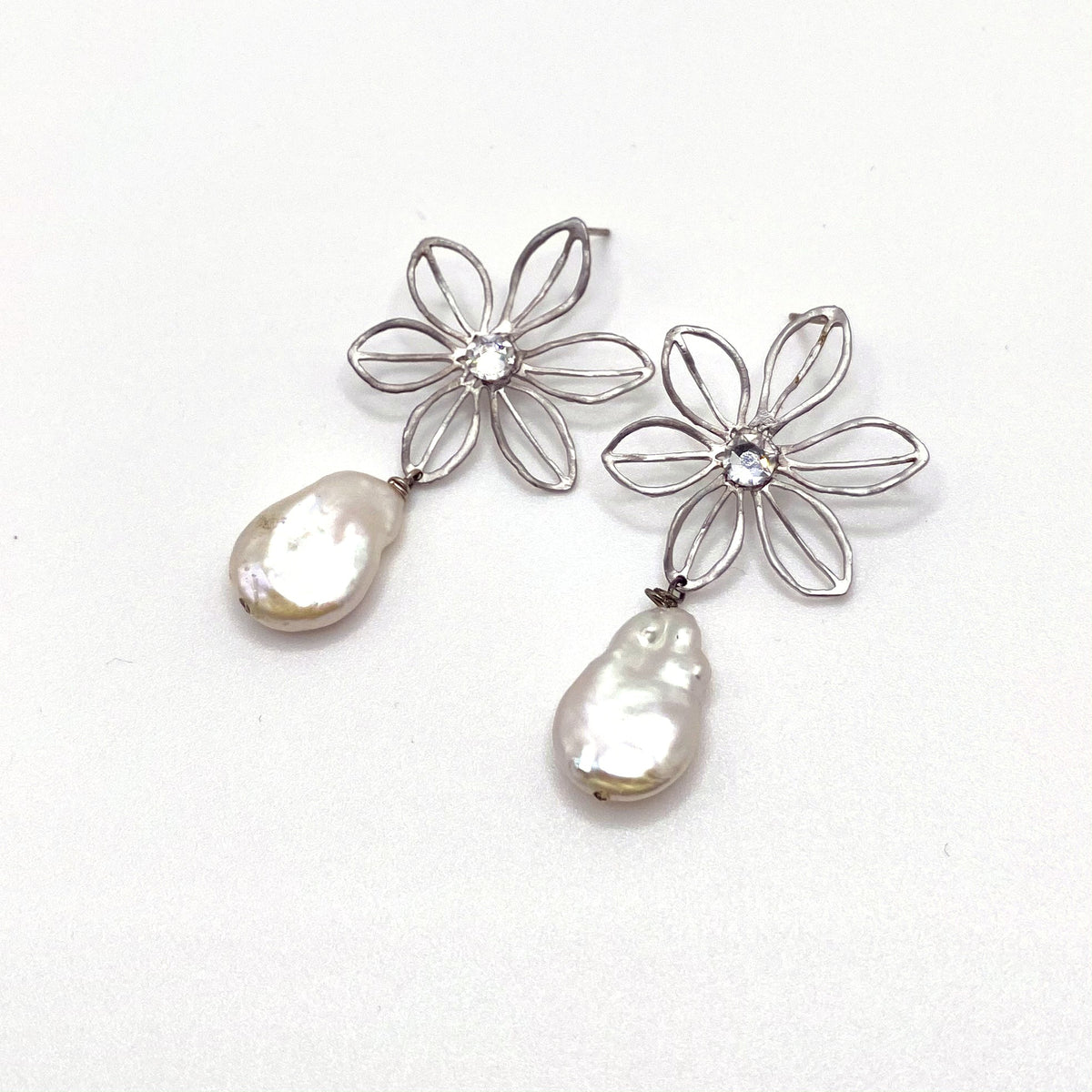 SERIFOS STAR, Silver Flower & Flat Pearl Earrings, handmade by KOUKLA